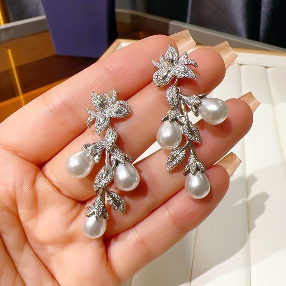 Elegant Pearl Drop Earrings with Cubic Zirconia ✨ - Picture 4 of 13